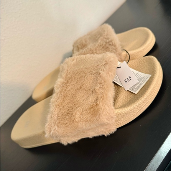 NWT GAP Faux-Fur Slides Size 8/9 - Picture 1 of 5